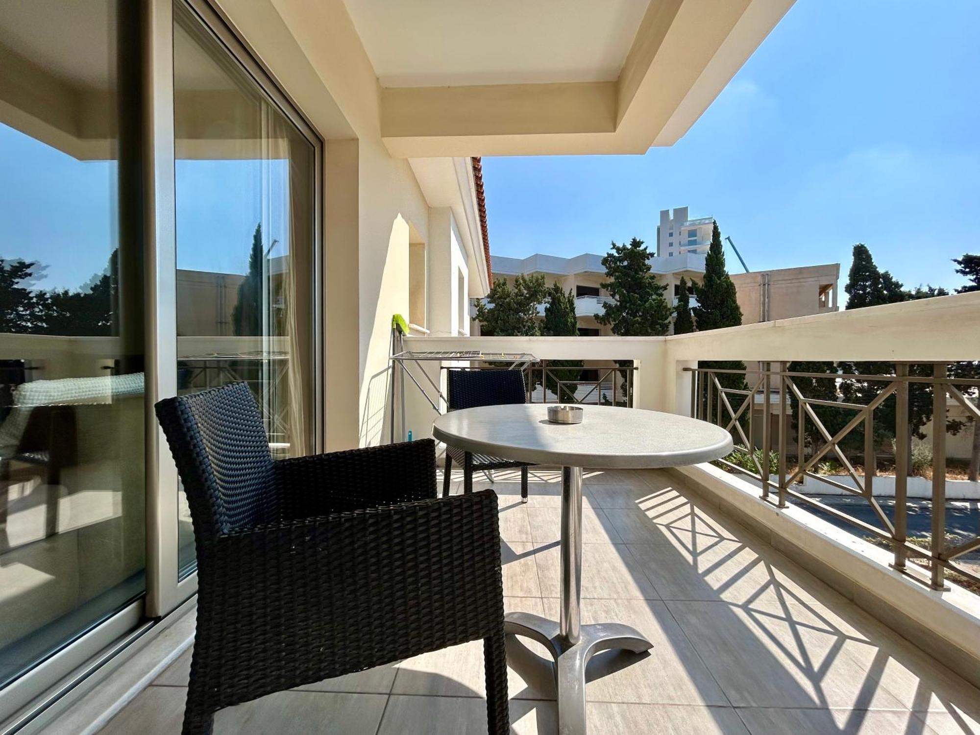 Sun Julz Apartments On The Beach Paphos Extérieur photo