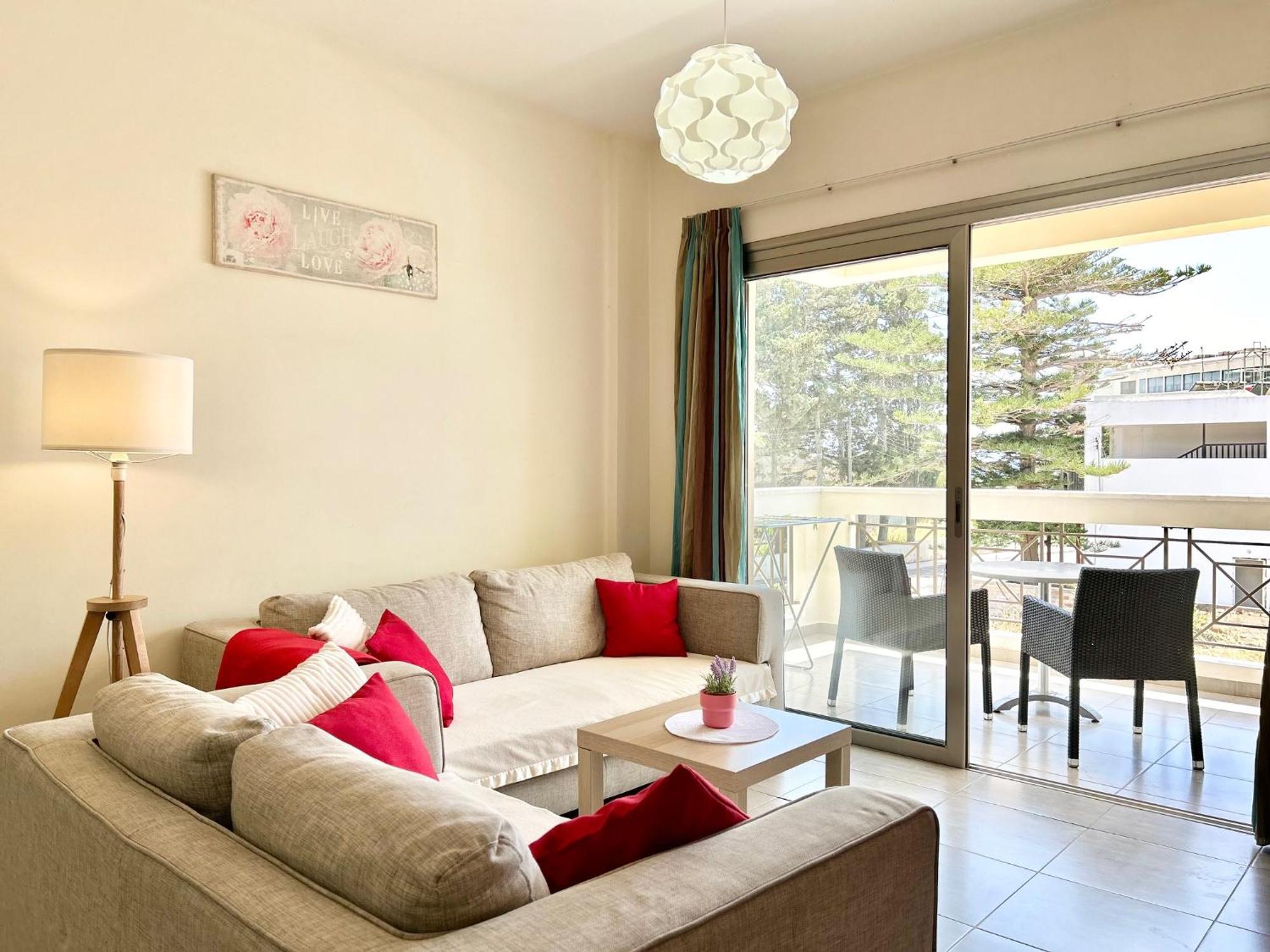 Sun Julz Apartments On The Beach Paphos Extérieur photo