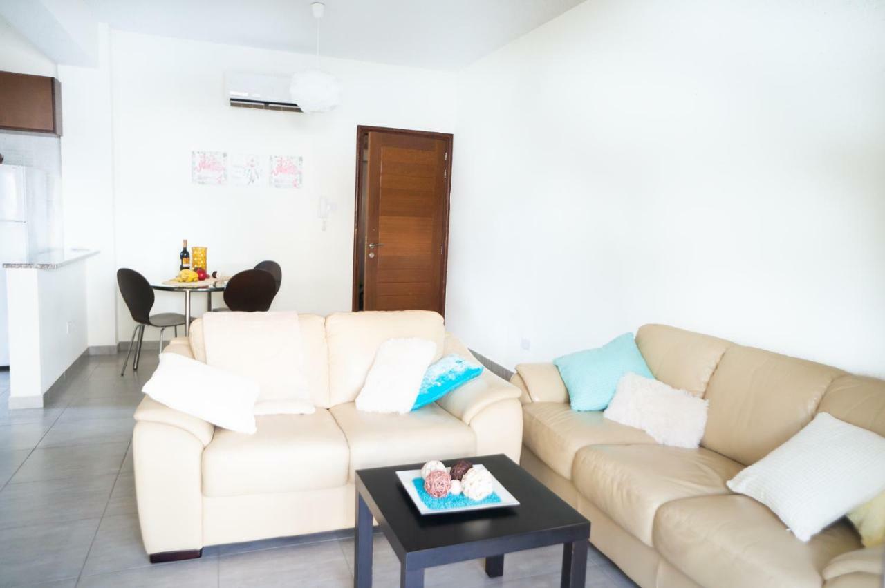 Sun Julz Apartments On The Beach Paphos Extérieur photo